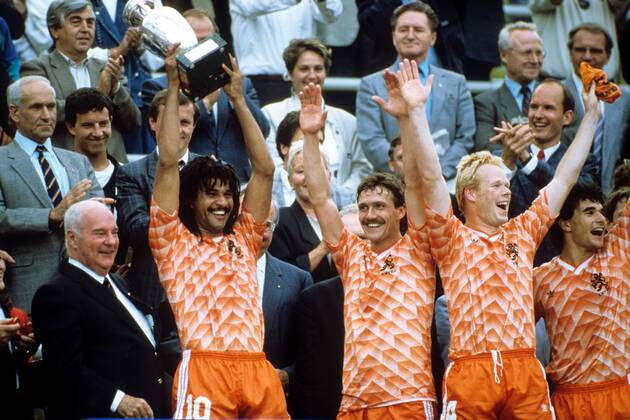 Fußball, EM Finale 1988 in München, Niederlande - Sowjetunion 2:0 Europameister Niederlande, v.li.: UEFA Präsident Jacques Georges (Frankreich), Ruud Gullit jubelt mit der Trophäe, daneben Berry van Aerle, Ronald Koeman und Gerald Vanenburg Fußball Länderspiel Herren DEUTSCHSPRACHIGE SPORTZEITSCHRIFTEN UND -ZEITUNGEN NUR NACH RÜCKSPRACHE, EM 1988 Gruppe München Glück, Freude, Begeisterung, Fußball Länderspiel Herren DEUTSCHSPRACHIGE SPORTZEITSCHRIFTEN UND -ZEITUNGEN NUR NACH RÜCKSPRACHE, EM 1988 Gruppe München Glück, Freude, Begeisterung,