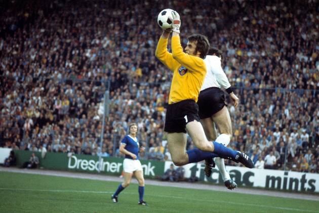 Torwart Jürgen Croy (DDR) im Duell Fußball WM Herren DEUTSCHSPRACHIGE SPORTZEITSCHRIFTEN UND -ZEITUNGEN NUR NACH RÜCKSPRACHE 1974 Gruppe Hamburg Dynamik, Fußball WM Herren DEUTSCHSPRACHIGE SPORTZEITSCHRIFTEN UND -ZEITUNGEN NUR NACH RÜCKSPRACHE 1974 Gruppe Hamburg Dynamik,