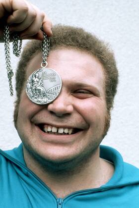 Rudolf Mang (BRD) mit seiner Silbermedaille der Olympischen Spiele 1972 in München Gewichtheben OS Sommer Herren Olympische Spiele 1972, Sommerspiele, Fotoshooting, Porträt Aufnahmedatum geschätzt München Glück Freude