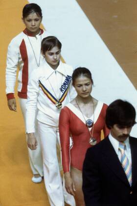 Siegerehrung Mehrkampf der Olympischen Sommerspiele 1976, v.li.: Nelli Kim (Sowjetunion), Olympiasiegerin Nadia Comaneci (Rumänien), Ljudmila Turishtcheva (Sowjetunion) Turnen OS Sommer Damen Olympische Spiele 1976, Sommerspiele, Kunstturnen, Geräteturnen Gruppe Montreal