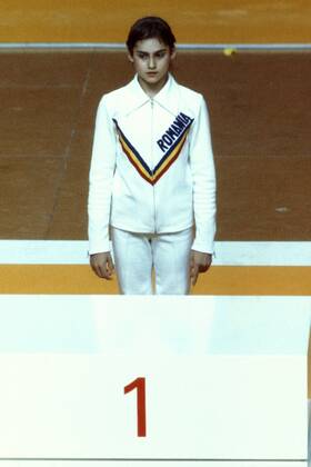 Nadia Comaneci (Rumänien) - Olympiasiegerin 1976 Turnen OS Sommer Damen Olympische Spiele 1976, Sommerspiele, Geräteturnen Kunstturnen Einzelbild Montreal Turnen OS Sommer Damen Olympische Spiele 1976, Sommerspiele, Geräteturnen Kunstturnen Einzelbild Montreal