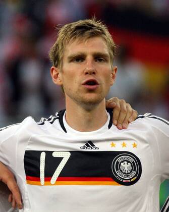 Per Mertesacker (Deutschland) - Nationalhymne - (080608SEB026) Fußball EM Herren EURO 2008, Länderspiel, Nationalmannschaft, Nationaltrikot Porträt Klagenfurt Fußball EM Herren EURO 2008, Länderspiel, Nationalmannschaft, Nationaltrikot Porträt Klagenfurt