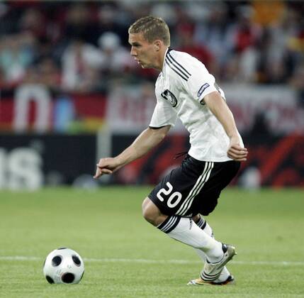 Lukas Podolski (Deutschland) Fußball EM Herren Euro 2008, Länderspiel, Nationalmannschaft, Nationaltrikot Einzelbild Klagenfurt Dynamik,