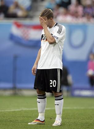 Lukas Podolski (Deutschland) Fußball EM Herren Euro 2008, Länderspiel, Nationalteam, Nationaltrikot Einzelbild Klagenfurt Enttäuschung, Verzweiflung,