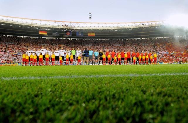 Nationalhymnen vor dem EM Finale 2008 zwischen Deutschland (li.) und Spanien Fußball EM Herren EURO 2008, Länderspiel, Nationalteam, Nationaltrikot, Finale, Deutschland - Spanien 0:1 Totale Wien