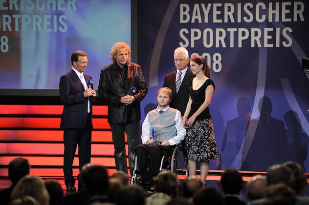 Martin Kittner (Mitte) wird in der Kategorie - Jetzt erst recht - mit dem bayrischen Sportpreis ausgezeichnet, re. Freundin und Trainer von Kittner, daneben Laudator Thomas Gottschalk (2.v.li.) und Moderator Gerd Rubenbauer (alle Deutschland) Ringen Damen Bayerischer Sportpreis 2008, Preisverleihung, Ehrung, Sportlerehrung Gruppe München