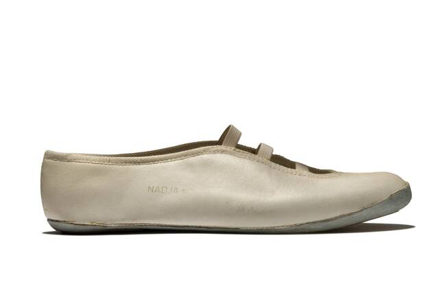 adidas Schuh von Nadia Comaneci (Rumänien) bei den Olympischen Spielen 1976 in Montreal beim Kunstturnen Turnen OS Sommer Damen Olympische Sommerspiele 1976, Spiele, Historie, Geschichte, Sporthistorie, Sportgeschichte Einzelbild Olympiageschichte Olympiahistorie