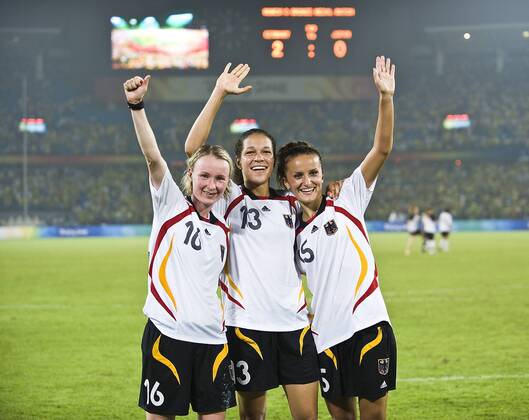 Deutschland ist Dritter in Peking 2008, v.li.: Conny Pohlers, Celia Okoyino Da Mbabi und Fatmire Bajramaj Fußball OS Sommer Damen Olympische Spiele Peking 2008, Sommerspiele, Länderspiel, Nationalteam, Nationaltrikot, Gruppe Peking Freude,
