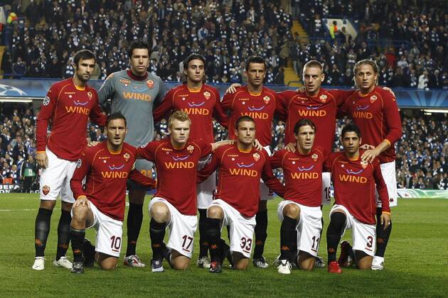 Mannschaftsbild AS Rom, hi.v.li.: Mirko Vucinic, Torwart Doni, Alberto Aquilani, Christian Panucci, Daniele de Rossi und Philippe Mexes; vorn: Francesco Totti, John Arne Riise, Matteo Brighi, Rodrigo Taddei und Cicinho - Fußball EC 1 Herren Champions League 2008 2009, AS Rom, Roma Totale London