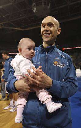 Pascal Roller (Deutschland Deutsche Bank Skyliners Frankfurt) mit Tochter Delisa Basketball 1. BL Herren BBL All Star Day 2009, Stars, Allstar, Allstars, Team, Game, Allstarday, Allstarteam, Allstargame Einzelbild Mannheim