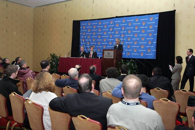 Präsident Sunil Gulati (United States Soccer Federation USA) spricht auf der Pressekonferenz anlässlich der Bewerbung der USA für die WM 2018 bzw. 2022 - (Icon918j09021013) Fußball WM Herren WM Bewerbung 2009, 2018, 2022, Kandidatur, Kandidat, Bewerber, Pressekonferenz, Pressetermin Totale Columbus EDITORIAL USE ONLY