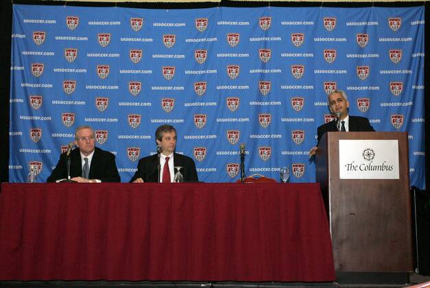 PK anlässlich der Bewerbung der USA für die WM 2018 bzw. 2022 - V.re. USSF Präsident Sunil Gulati, David Downs (WM Bewerbungskomitee), USSF Generalsekretär Dan Flynn (alle USA) - (Icon918j09021014) Fußball WM Herren WM Bewerbung 2009, 2018, 2022, Kandidatur, Kandidat, Bewerber, Pressekonferenz, Pressetermin Gruppe Columbus EDITORIAL USE ONLY