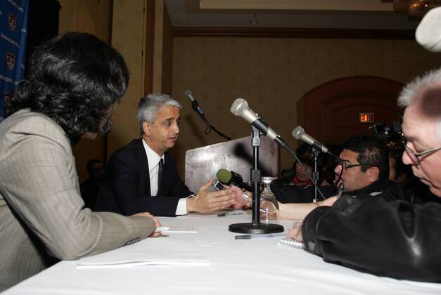 Präsident Sunil Gulati (United States Soccer Federation USA, 2.v.li.) - Pressekonferenz anlässlich der Bewerbung der USA für die WM 2018 bzw. 2022 - (Icon918m090211019) Fußball WM Herren WM Bewerbung 2009, 2018, 2022, Kandidatur, Kandidat, Bewerber, Pressekonferenz, Pressetermin Gruppe Columbus EDITORIAL USE ONLY