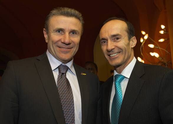 IAAF Vizepräsident Sergey Bubka (Ukraine, li.) und DOSB Vizepräsident Eberhard Gienger (Deutschland) bei einem Empfang zur Leichtathletik WM 2009 in Berlin Leichtathletik Herren Empfang 2009, Turnen Geräteturnen Kunstturnen, Stabhochsprung, Gruppe Berlin