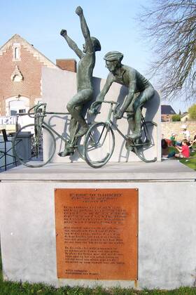 Radsportdenkmal in Ninove zu Ehren von Edgard De Caluwe (Belgien), Sieger der Flandernrundfahrt 1938 - Radsport Herren Flandernrundfahrt 2009, Flandern Rundfahrt, ProTour, Straßenradsport, Straße, Rad Einzelbild Ninove