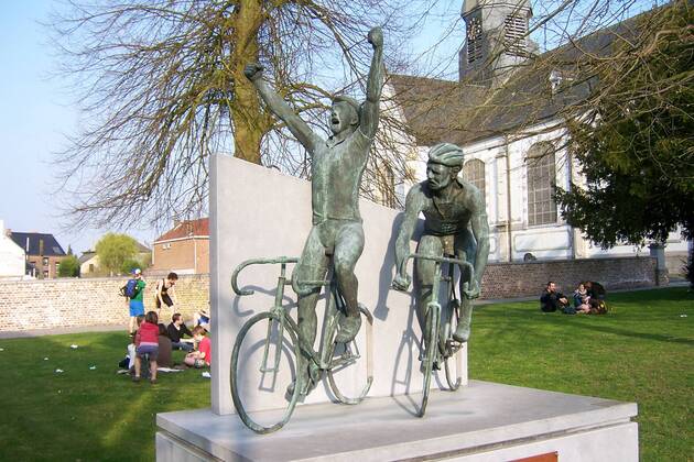 Radsportdenkmal in Ninove zu Ehren von Edgard De Caluwe (Belgien), Sieger der Flandernrundfahrt 1938 - Radsport Herren Flandernrundfahrt 2009, Flandern Rundfahrt, ProTour, Straßenradsport, Straße, Rad Einzelbild Ninove
