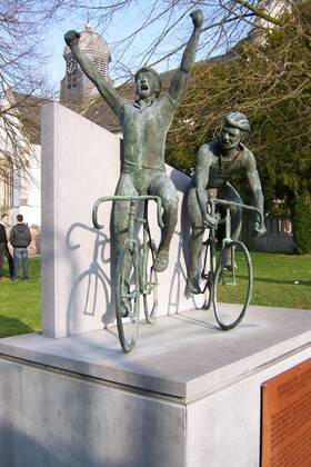 Radsportdenkmal in Ninove zu Ehren von Edgard De Caluwe (Belgien), Sieger der Flandernrundfahrt 1938 -  Radsport Herren Flandernrundfahrt 2009, Flandern Rundfahrt, ProTour, Straßenradsport, Straße, Rad Einzelbild Ninove