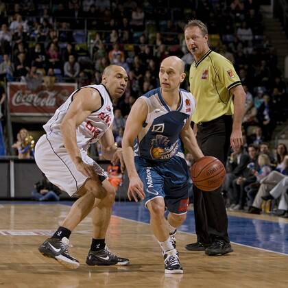 Pascal Roller (Frankfurt, re.) gegen Demond Greene (Bamberg) Basketball 1. BL Herren BBL 2008 2009, Deutsche Bank Skyliners Frankfurt - Brose Baskets Bamberg 60:67 Gruppe Frankfurt M.