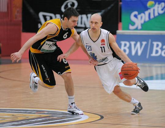 Pascal Roller (Frankfurt, re.) gegen Branislav Ratkovica (Tübingen) Basketball 1. BL Herren BBL 2008 2009, Walter Tigers Tübingen - Deutsche Bank Skyliners Frankfurt Gruppe Tübingen Dynamik,