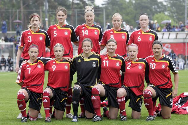 Mannschaftsbild Deutschland U19, hi.v.li.: Bianca Joswiak, Valeria Kleiner, Lena Wermelt, Kristina Gessat, Marina Hegering; vorn: Jessica Wich, Svenja Huth, Torfrau Desiree Schumann, Alexandra Popp, Laura Brosius und Dzsenifer Marozsan Fußball Länderspiel Damen U 19 EM Qualifikation 2009, U19, Junioren, Frauen, Frauenfußball, Nationalteam, Nationaltrikot, Totale Viernheim