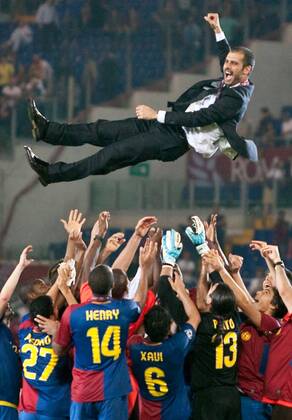 Trainer Josep Guardiola wird von seinen Spielern gefeiert - FC Barcelona ist Champions League Sieger 2009 -  - NOxONLINExUSE Fußball EC 1 Herren Champions League Finale 2008 2009, FC Barca Totale Rom Begeisterung, Freude,
