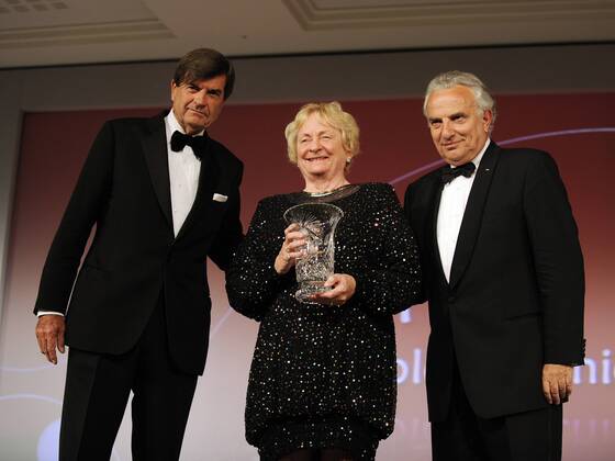 Fern Peachy Kellmeyer (USA) wird von ITF Präsident Francesco Ricci Bitti (Italien, re.) und Moderator Andrew Castle (Großbritannien) mit dem ITF Lifetime Achievement Award 2009 Tennis Damen ITF World Champions Dinner 2009, Preisverleihung, Ehrung, Spielerehrung, Gruppe Journalist Paris