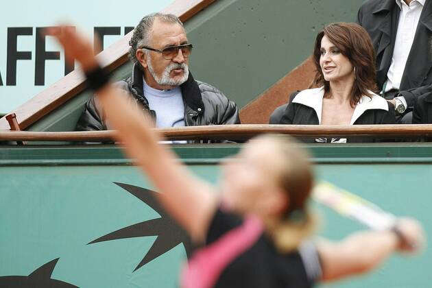 Manager Ion Tiriac (li.) und Nadia Comaneci (beide Rumänien) beim French Open Finale 2009 mit Svetlana Kuznetsova (Rußland) Tennis Damen French Open 2009, Grand Slam, WTA Tour, Finale Gruppe Roland Garros Paris