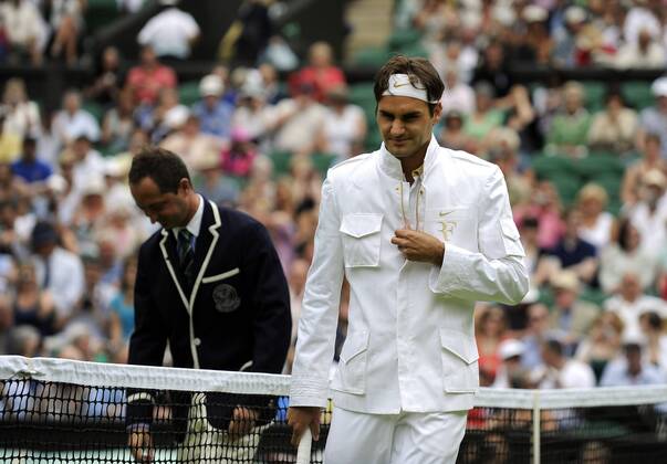 Roger Federer (Schweiz) - Einmarsch im weißen Nike Dress mit seinen Initialen Tennis Herren All England Championships 2009, ATP Tour, Grand Slam, Einzelbild Wimbledon o0 Weste London