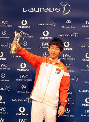 Zou Kai (China) mit seinem Preis anlässlich des Laureus World Team of the Year Award 2009 in Peking -  Herren Laureus World Team of the Year Award 2009, Preisverleihung, Ehrung, Sportlerehrung Einzelbild o0 des Jahres Peking Freude,