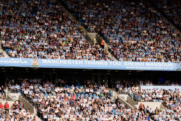 Banner thanking Manchester City s new owner Sheikh Mansour Bin Zayed Al Nahyan EDITORIAL USE ONLY. No use with unauthorised audio, video, data, fixture lists, club league logos or live services. Online in-match use limited to 120 images, no video emulation. No use in betting, games or single club league player publications. o0 Zuschauer Schriftzug Totale