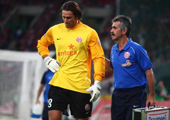 28.08.2009, Mönchengladbach, Deutschland, 1.Fussball Bundesliga - Saison 2009 2010, FSV Mainz 05, Torwart Heinz Müller (Mainz) verletzt