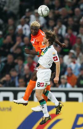 28.08.2009, Mönchengladbach, Deutschland, 1.Fussball Bundesliga - Saison 2009 2010, Borussia Mönchengladbach - FSV Mainz 05, Der Mainzer Aristide Bance (li.) gegen Gladbachs Roel Brouwers