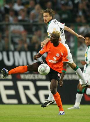 28.08.2009, Mönchengladbach, Deutschland, 1.Fussball Bundesliga - Saison 2009 2010, Borussia Mönchengladbach - FSV Mainz 05, Gladbachs Roel Brouwers gegen den Mainzer Aristide Bance (li.) o0 Gladbach