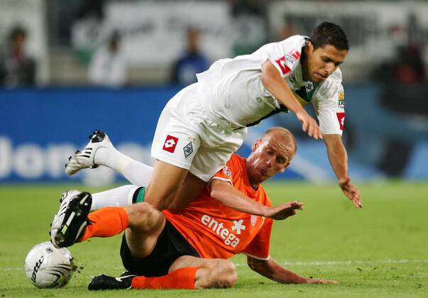28.08.2009, Mönchengladbach, Deutschland, 1.Fussball Bundesliga - Saison 2009 2010, Borussia Mönchengladbach - FSV Mainz 05, Der Mainzer Miroslav Karhan gegen Gladbachs Karim Matmour (li.) o0 Gladbach