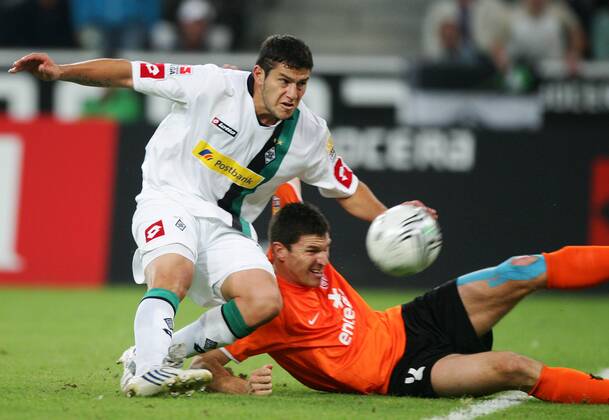 28.08.2009, Mönchengladbach, Deutschland, 1.Fussball Bundesliga - Saison 2009 2010, Borussia Mönchengladbach - FSV Mainz 05, Gladbachs Raul Bobadilla (li.) erzielt gegen den Mainzer Peter van der Heyden das 1:0 o0 Gladbach