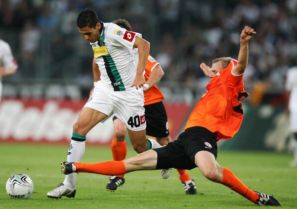 28.08.2009, Mönchengladbach, Deutschland, 1.Fussball Bundesliga - Saison 2009 2010, Borussia Mönchengladbach - FSV Mainz 05, Der Mainzer Bo Svensson (re.) gegen Gladbachs Karim Matmour o0 Gladbach