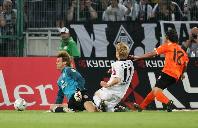 28.08.2009, Mönchengladbach, Deutschland, 1.Fussball Bundesliga - Saison 2009 2010, Borussia Mönchengladbach - FSV Mainz 05, Gladbachs Marco Reus (Mitte) erzielt gegen die Mainzer Christian Wetklo (li.) und Jakmir Hyka das 2:0 o0 Gladbach