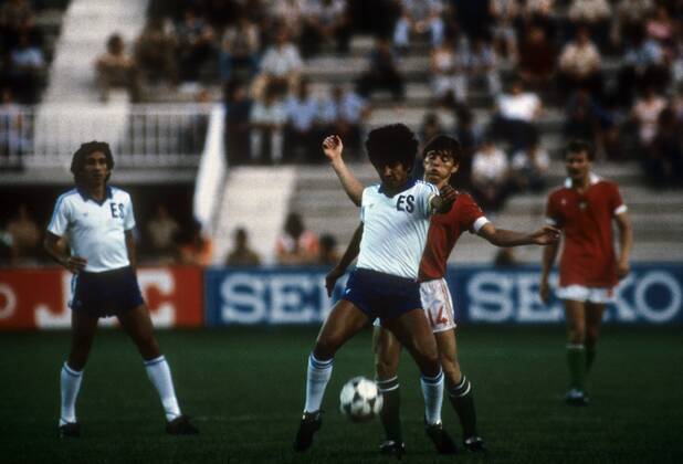 Sandor Sallai (Ungarn, re.) im Duell Fußball WM Herren WM 1982, Länderspiel, Nationalteam, Nationaltrikot, Ungarn - El Salvador 10:1 Gruppe Elche Dynamik, Kampf,