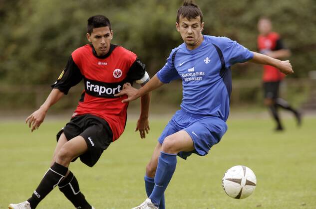 Eintracht Frankfurt - SV Darmstadt 98. Abassin Alikhil (Frankfurt, links), Adnan Harbas (Darmstadt) - A Junioren Bundesliga