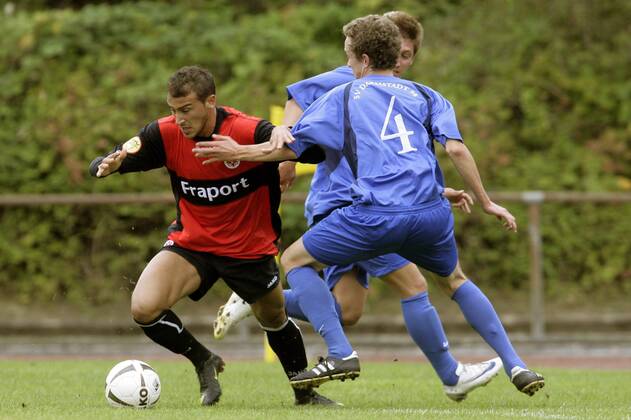 Eintracht Frankfurt - SV Darmstadt 98. Cenk Tosun (Frankfurt, links), Max Priebe (Darmstadt). - A Junioren Bundesliga