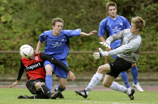 Eintracht Frankfurt - SV Darmstadt 98. Cenk Tosun (Frankfurt, links), Max Priebe (Darmstadt), Torwart Paul Mohr (Darmstadt). - A Junioren Bundesliga