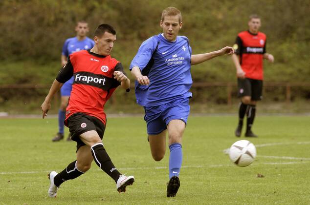 Eintracht Frankfurt - SV Darmstadt 98. Aldin Rizvanovic (Frankfurt, links), Aleksandar Mastilovic (Darmstadt). - A Junioren Bundesliga