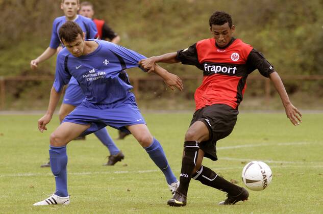Eintracht Frankfurt - SV Darmstadt 98. Khaled Mesfin (Frankfurt, rechts), Adnan Harbas (Darmstadt)