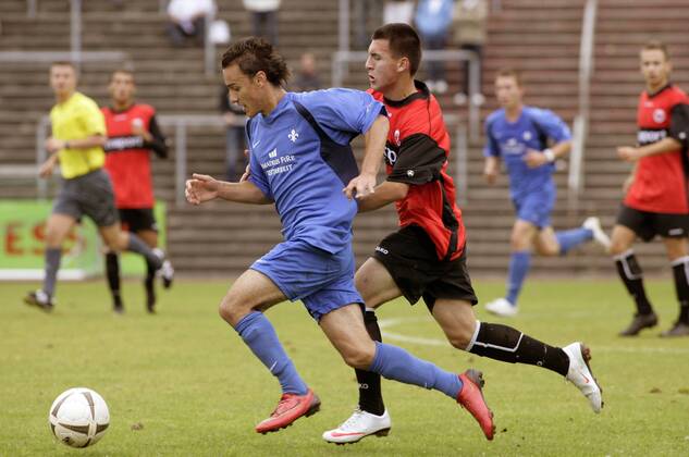 Eintracht Frankfurt - SV Darmstadt 98. Burak Bilgin (Darmstadt, links), Aldin Rizvanovic (Frankfurt) - A Junioren Bundesliga