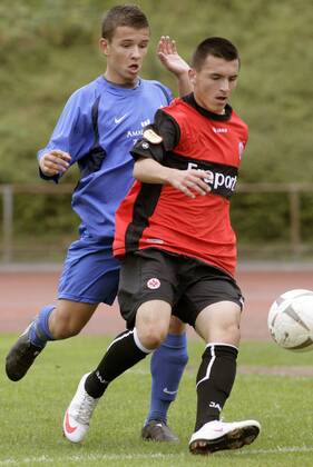 Eintracht Frankfurt - SV Darmstadt 98. Aldin Rizvanovic (Frankfurt, re.), Nikola Mladenovic (Darmstadt) - A Junioren Bundesliga