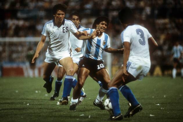 Diego Armando Maradona (Argentinien, Mitte) im Duell Fußball WM Herren WM 1982, Länderspiel, Nationalteam, Nationaltrikot, Argentinien - El Salvador 2:0 Gruppe Alicante Dynamik, Kampf,