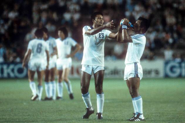 Spieler aus El Salvador erfrischen sich während des Spiels Fußball WM Herren WM 1982, Länderspiel, Nationalteam, Nationaltrikot, Gruppe Elche