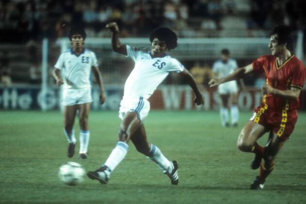 Francois van der Elst (Belgien, re.) im Duell Fußball WM Herren WM 1982, Länderspiel, Nationalteam, Nationaltrikot, Belgien - El Salvador 1:0 Gruppe Elche Dynamik, Kampf,