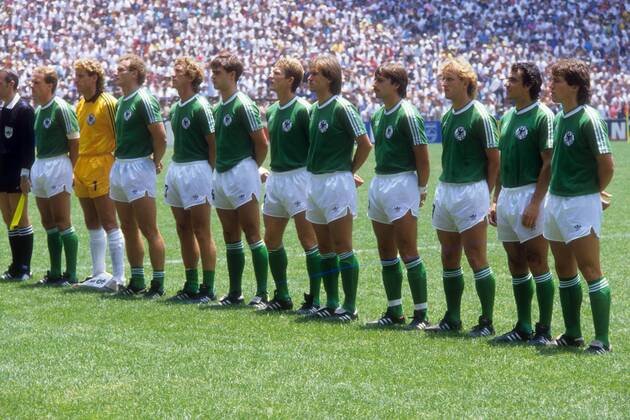 Nationalhymne BR Deutschland, v. re.: Lothar Matthäus, Felix Magath, Andreas Brehme, Klaus Allofs, Norbert Eder, Karlheinz Förster, Thomas Berthold, Ditmar Jakobs, Hans Peter Briegel, Torwart Harald Schumacher, Karl Heinz Rummenigge Fußball WM Herren WM 1986, Länderspiel, Finale, Nationalteam, Nationaltrikot, BRD, BR Deutschland Totale Mexiko City