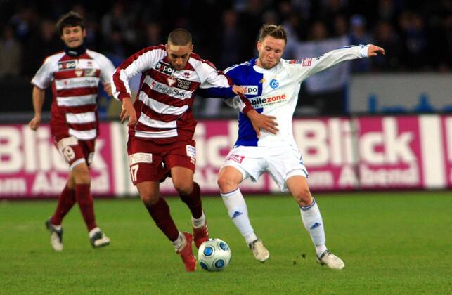 Fussball Super League Grasshopper Club Zürich - AC Bellinzona 7:0 Yacine Hima (li, Bellinzona) gegen Alain Schultz (Grasshopper)